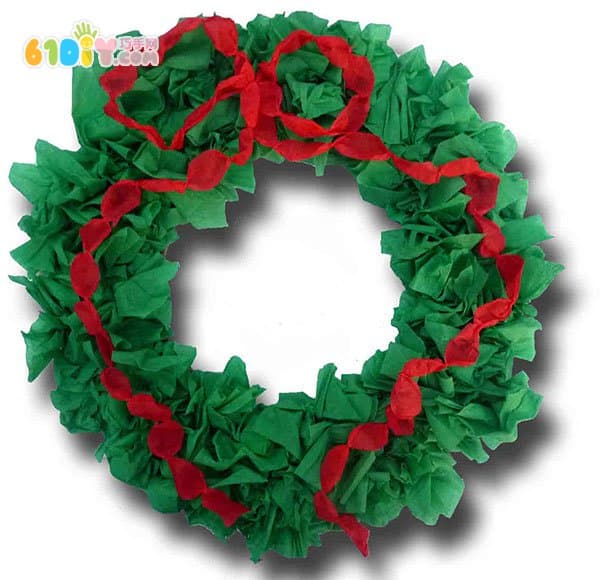 Wrinkled paper making christmas wreath