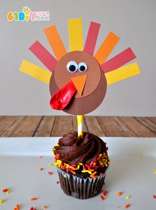 Cardboard making cute thanksgiving turkey cake fork