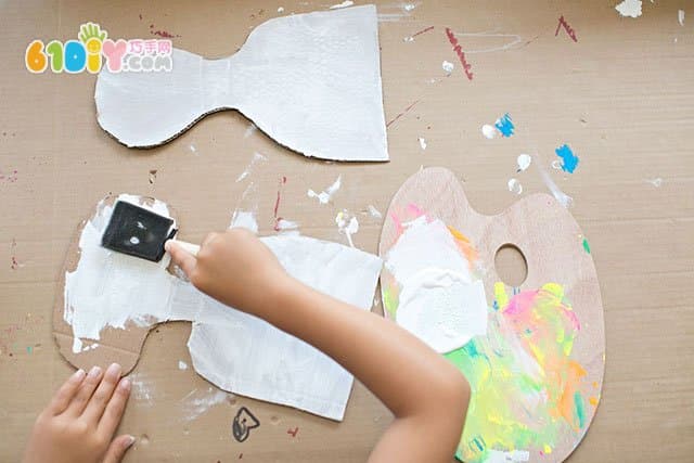 Kids waste making cardboard dolls