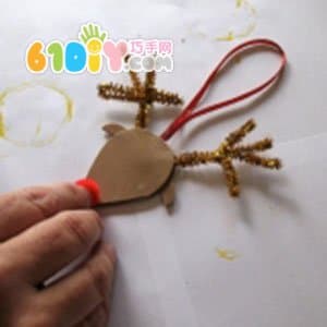 Children making simple reindeer Christmas ornaments