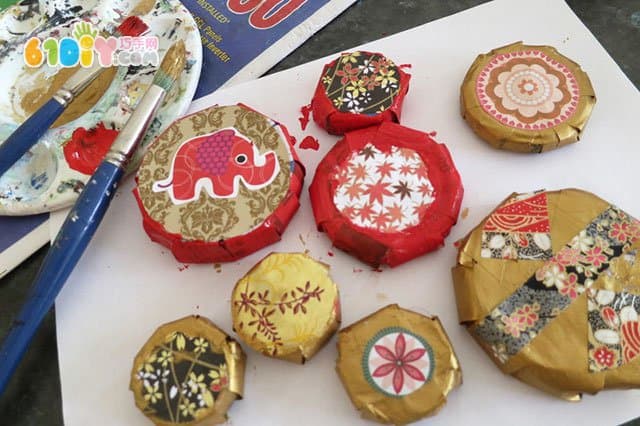 Children make Christmas ornaments with used caps