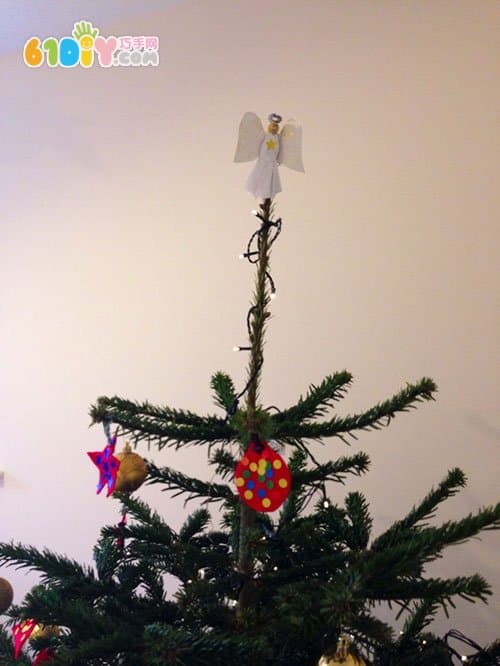 Children making wooden angels with wooden clips