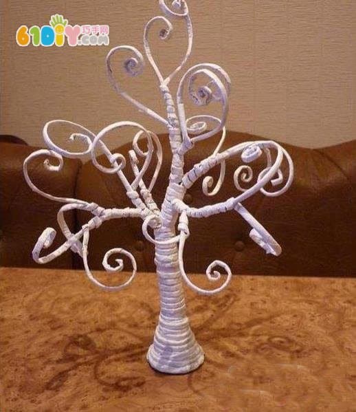 Waste newspaper making handmade tree