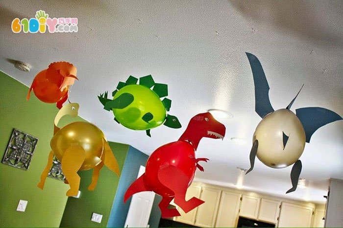 Balloon DIY making dinosaur ornaments