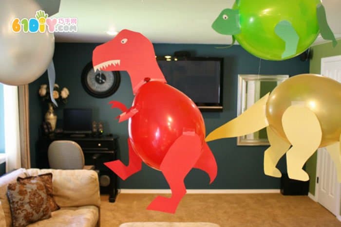 Balloon DIY making dinosaur ornaments