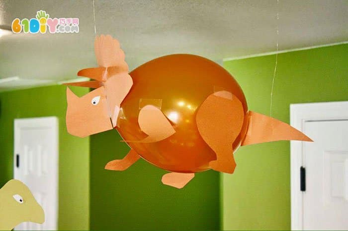Balloon DIY making dinosaur ornaments