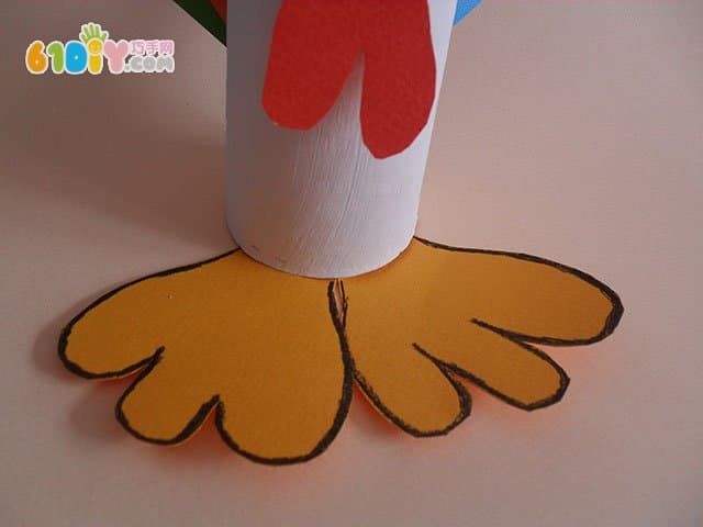 Children make big cocks using paper rolls