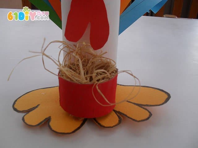 Children make big cocks using paper rolls