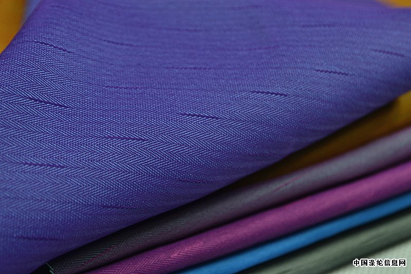 What are the characteristics of cationic polyester fabric?