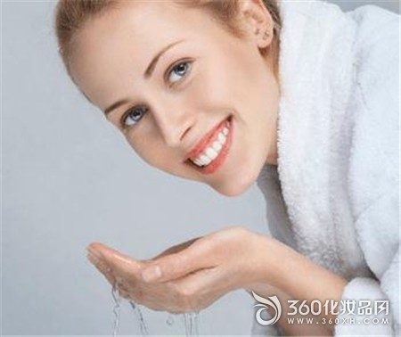 Face wash skin cold water pores skin dry makeup residue makeup remover cotton pad