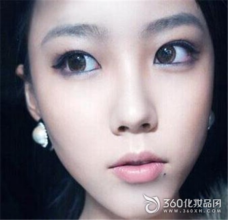 Korean style makeup eyeliner eyelashes lip balm eyes