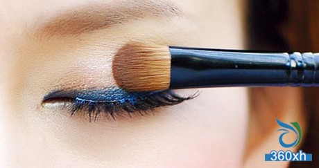 Blue eyeliner to create the most eye makeup in summer
