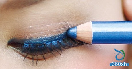 Blue eyeliner to create the most eye makeup in summer