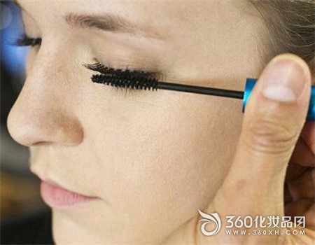 Wearing false eyelashes, eyelashes, mascara, covering, brushing