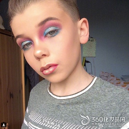 At the age of 10, it became a beauty blogger. 10-year-old boy makeup video 2