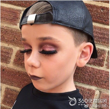 At the age of 10, it became a beauty blogger. 10-year-old boy makeup video 3