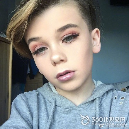 At the age of 10, it became a beauty blogger. 10-year-old boy makeup video 4