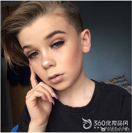 At the age of 10, it became a beauty blogger. 10-year-old boy makeup video 5