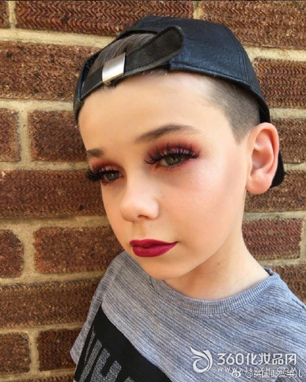 At the age of 10, it became a beauty blogger. 10-year-old boy makeup video 7