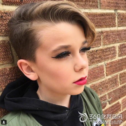 At the age of 10, it became a beauty blogger. 10-year-old boy makeup video 8