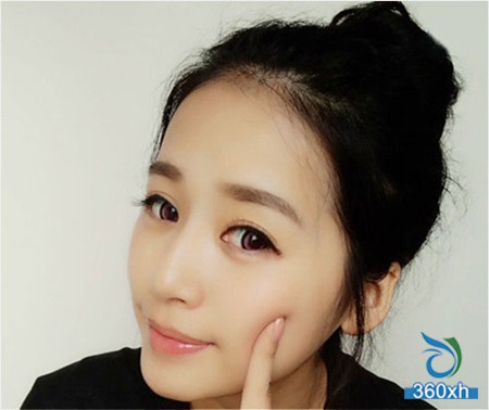 Eight steps, next door girl, cute makeup