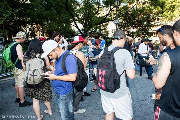 12 mobile phones simultaneously charging 3D printing Pokemon Center