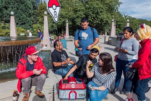 12 mobile phones simultaneously charging 3D printing Pokemon Center