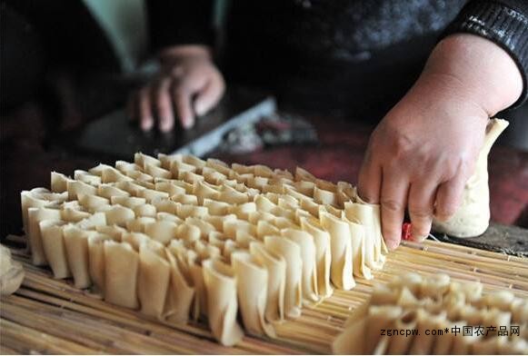 Three raw and three cooked: knead the dough into a ball, as long as steamed