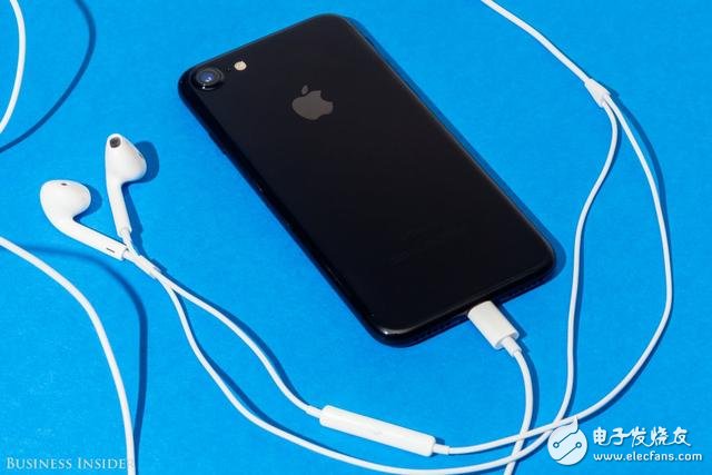 Five reasons to buy Apple wired headphones or Airpods