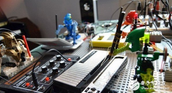 Create creative objects with Lego toys