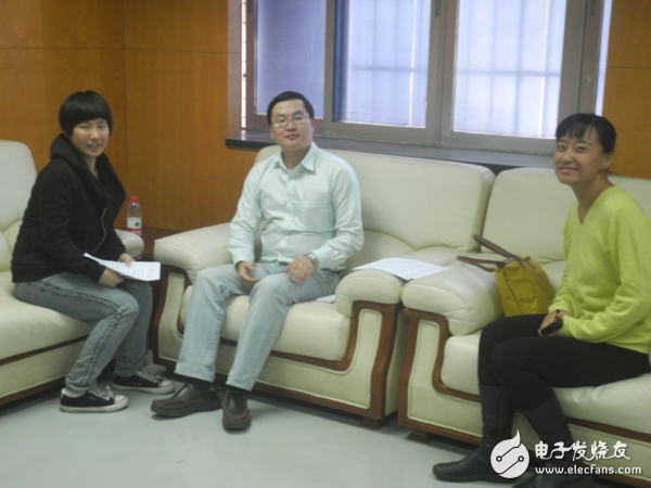 Figure ARM's embedded application marketing manager Yan Lifeng (middle) and ARM enterprise application marketing manager Winnie Shao (right) accepts an electronic enthusiast network interview