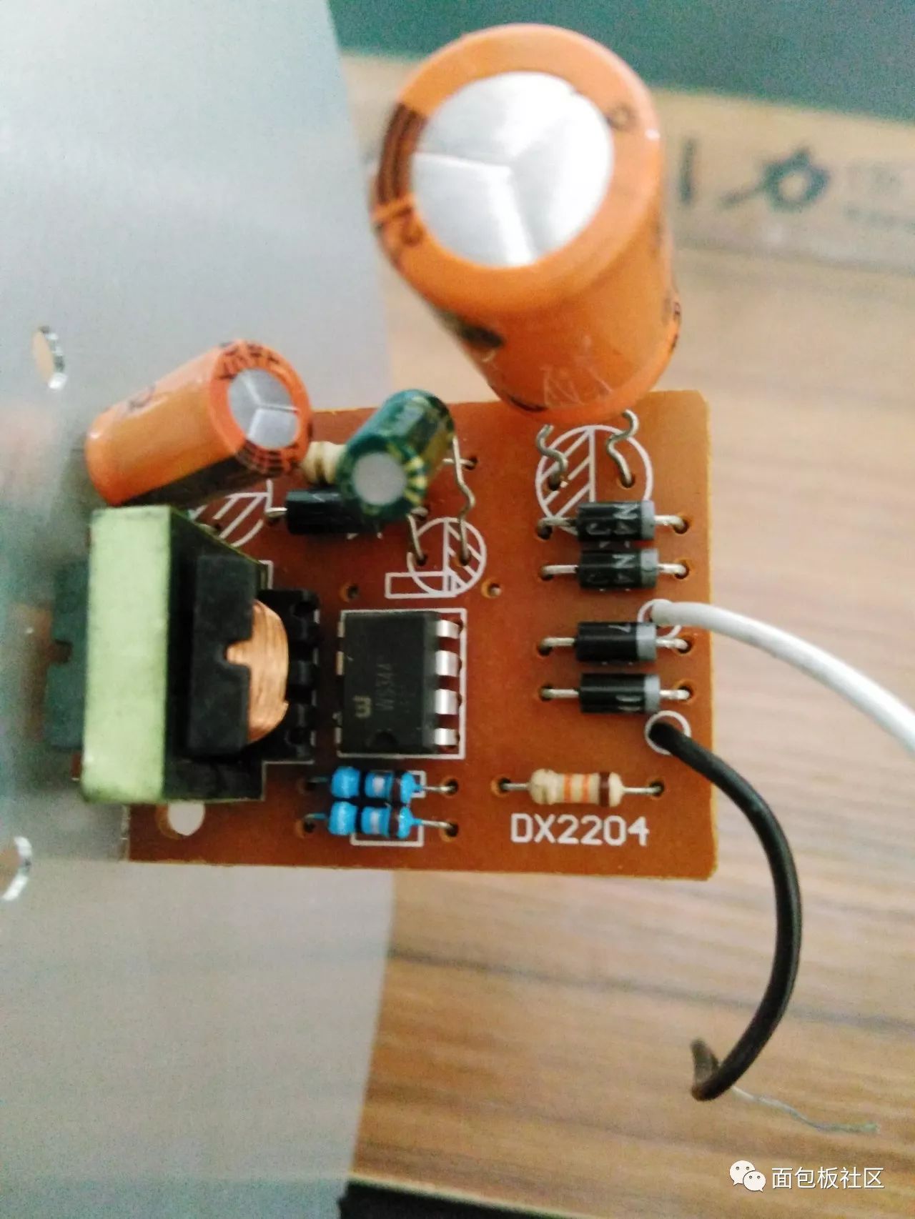 Disassemble an LED energy-saving lamp to compare the difference between ordinary energy-saving lamps