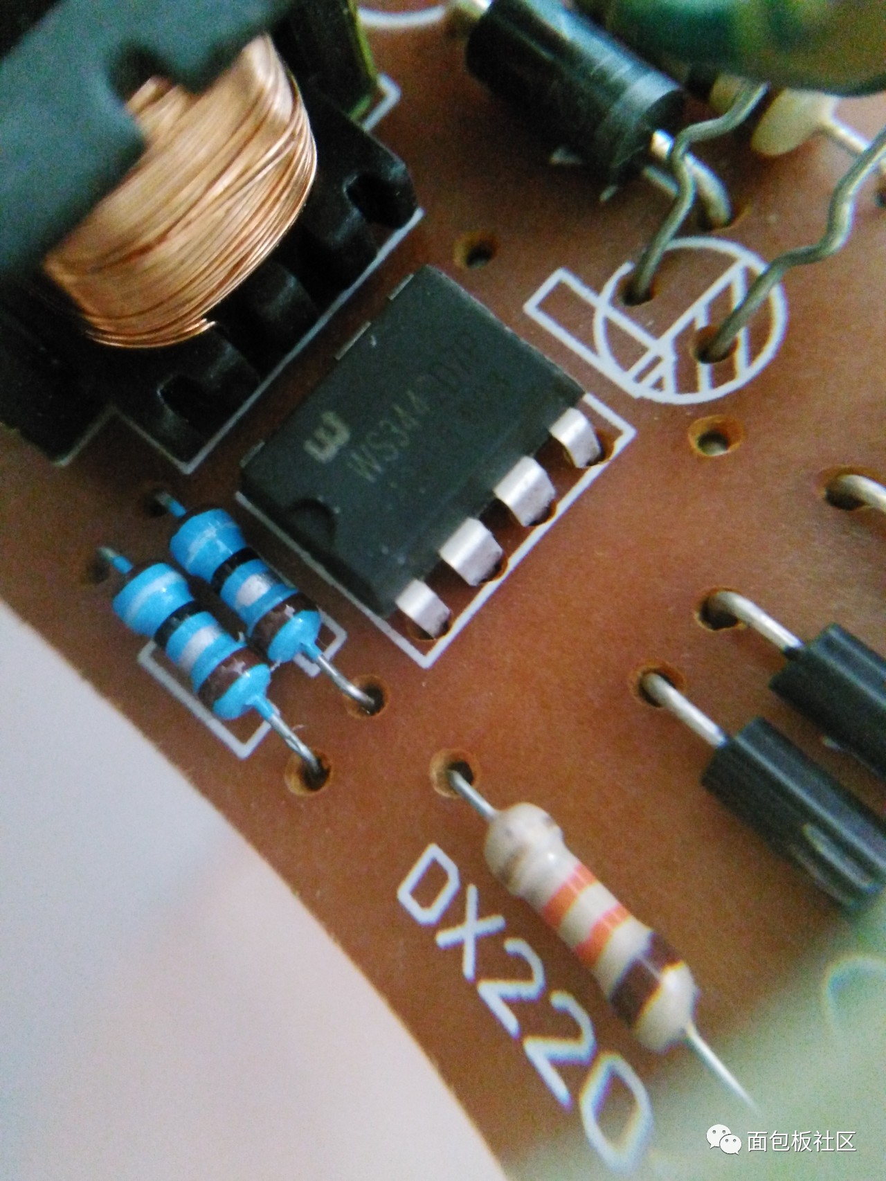 Disassemble an LED energy-saving lamp to compare the difference between ordinary energy-saving lamps