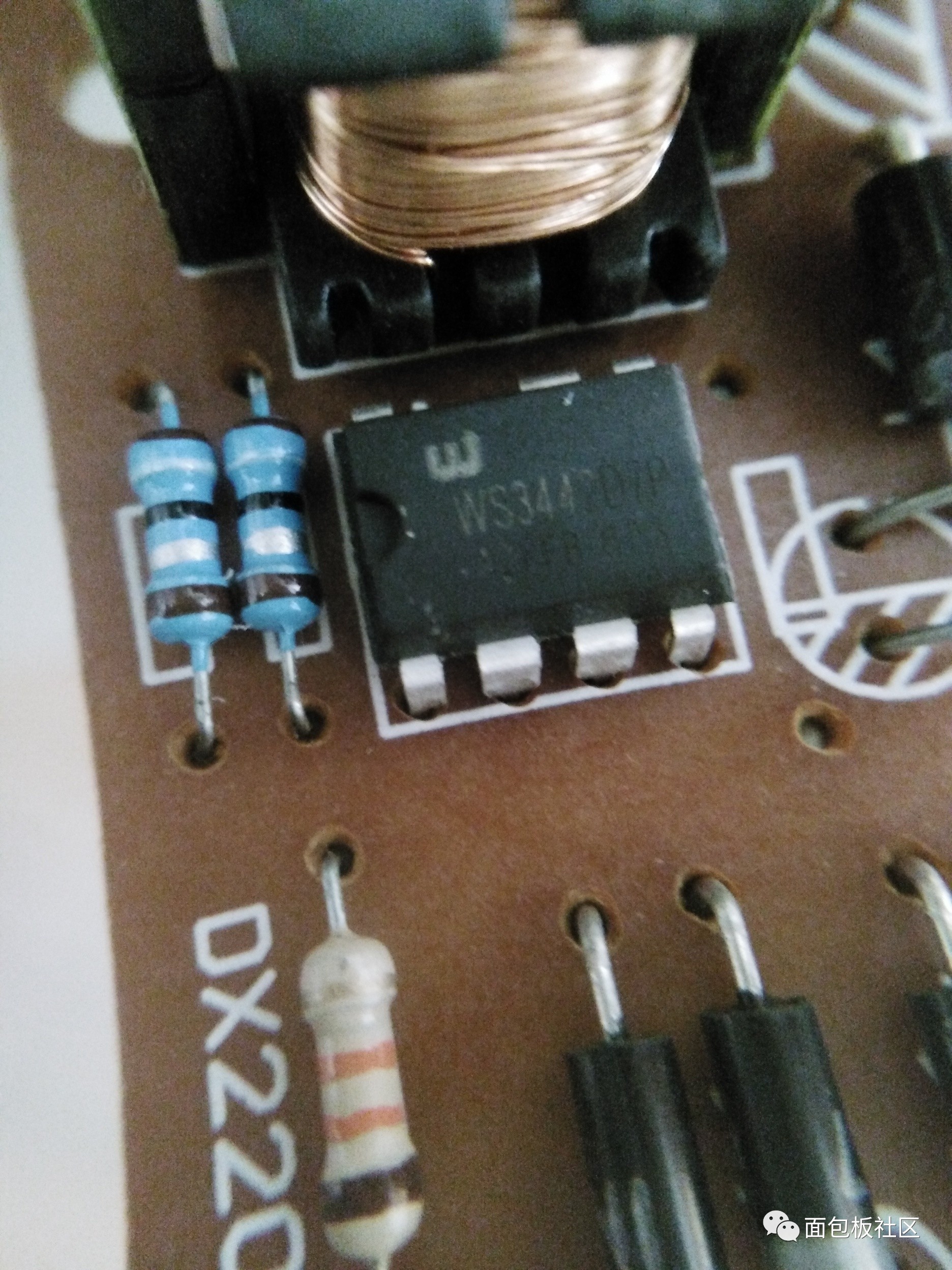 Disassemble an LED energy-saving lamp to compare the difference between ordinary energy-saving lamps