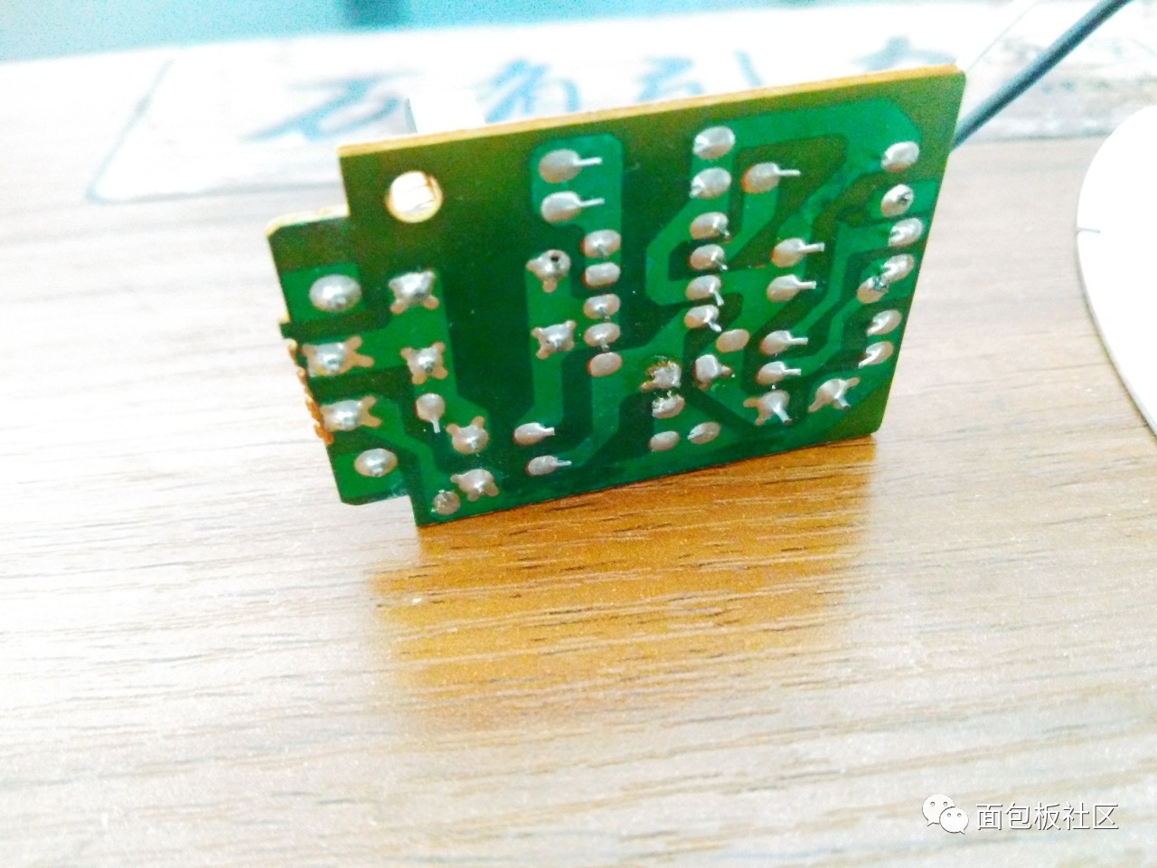 Disassemble an LED energy-saving lamp to compare the difference between ordinary energy-saving lamps