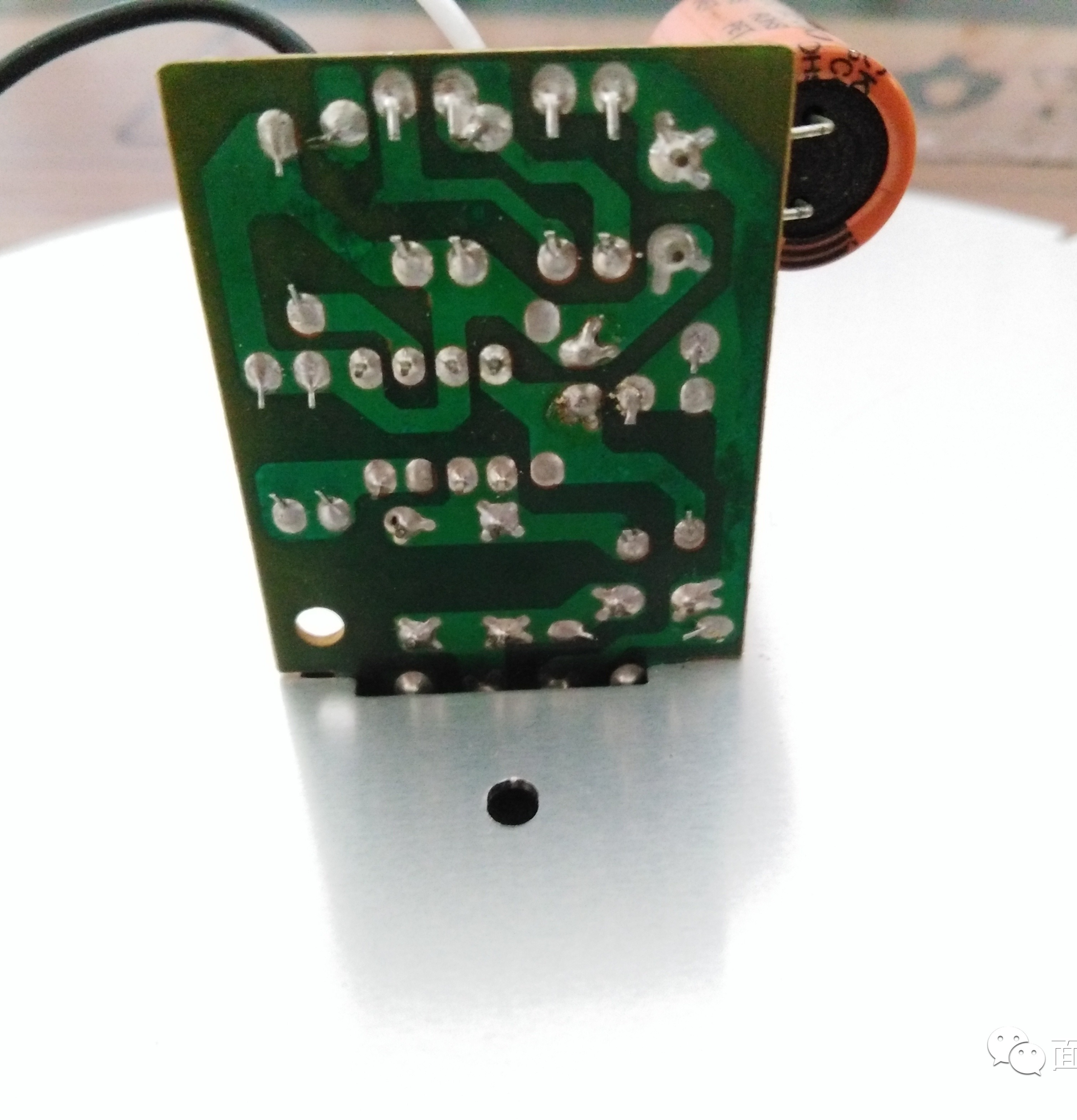 Disassemble an LED energy-saving lamp to compare the difference between ordinary energy-saving lamps