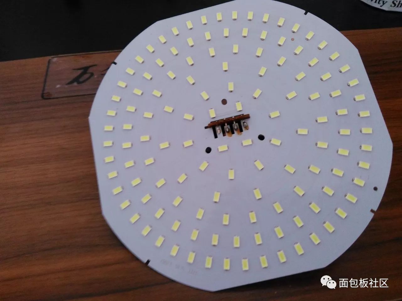 Disassemble an LED energy-saving lamp to compare the difference between ordinary energy-saving lamps