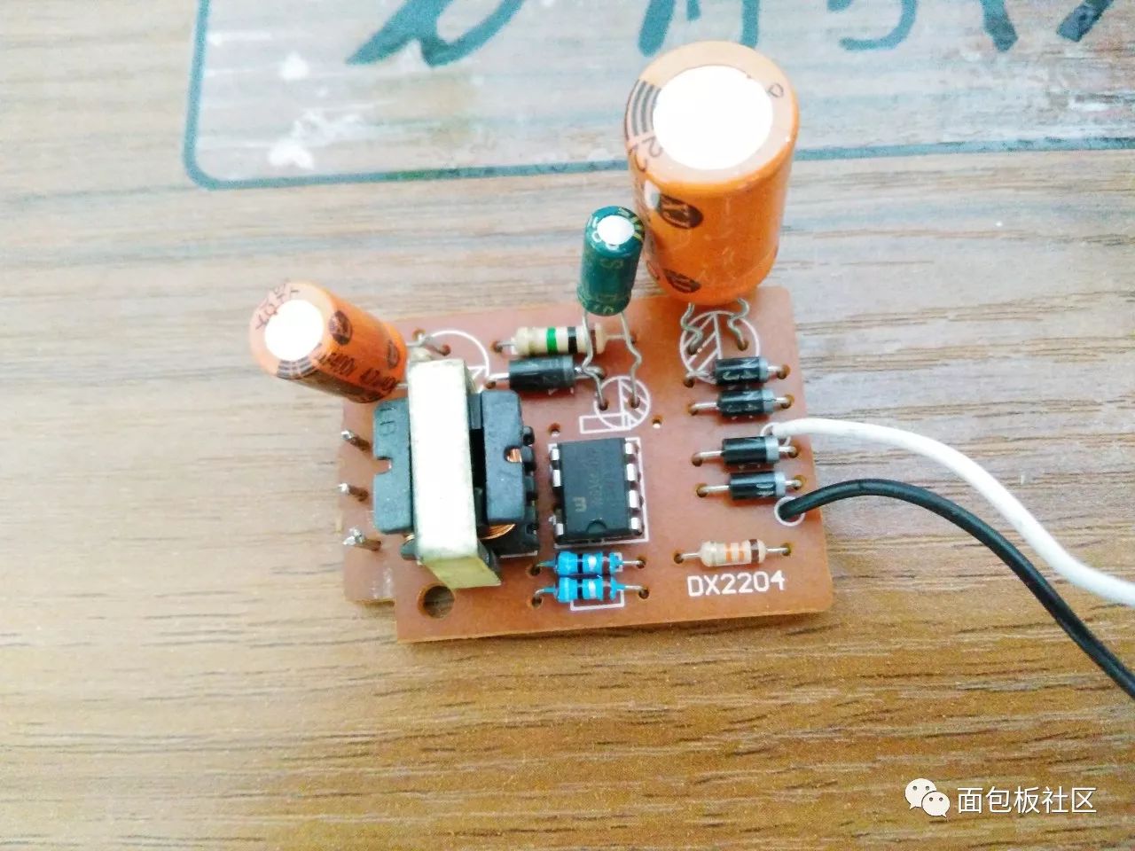 Disassemble an LED energy-saving lamp to compare the difference between ordinary energy-saving lamps