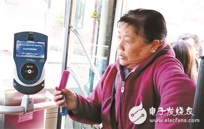 Really convenient! Beijing suburbs pilot scan code to take the bus