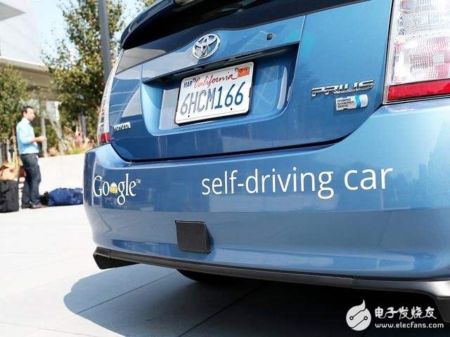 Review the history of Google's self-driving cars: road test does not stop and drive and walk