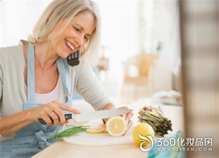 Detox diet, drink water, breakfast, clean the intestines,