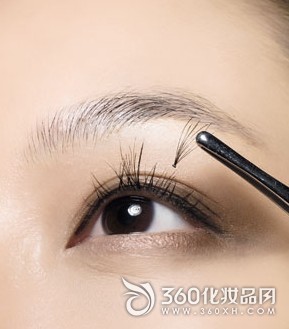 Hands-on teaching novices to complete false eyelashes in four steps