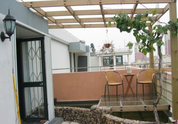 The balcony is transformed into a fish pond. The space design with super life is interesting.