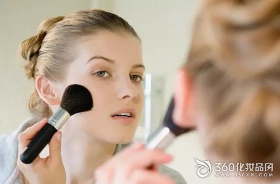 Makeup brush or finger, which makeup is better for makeup?