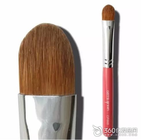 Makeup brush or finger, which makeup is better for makeup? -Smudge brush