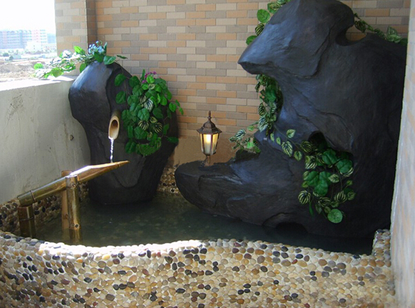 The balcony is transformed into a fish pond. The space design with super life is interesting.