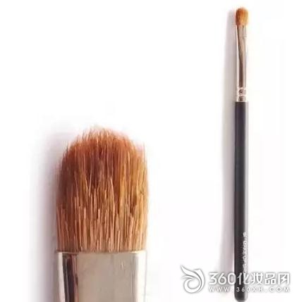 Makeup brush or finger, which makeup is better for makeup? - Small eye shadow brush