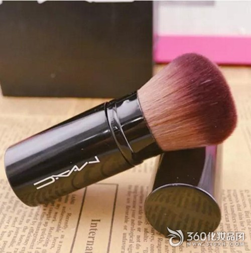 Makeup brush or finger, which makeup is better for makeup? - loose powder brush