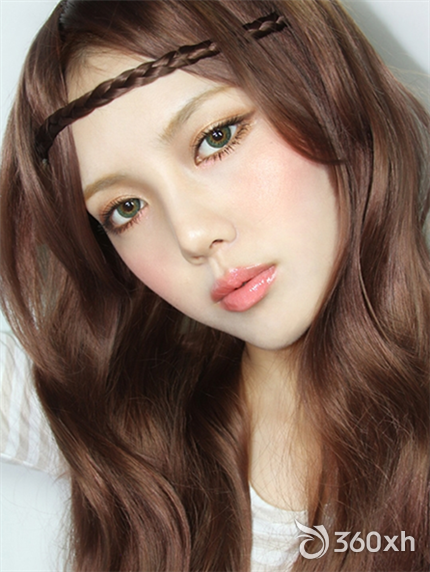 Sweet peach makeup