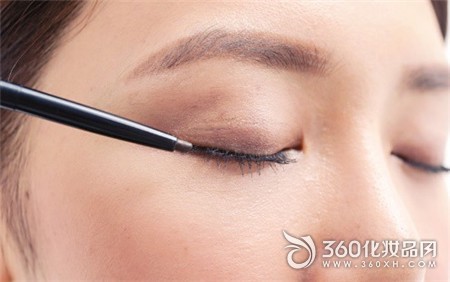 A multi-purpose make-up item blush multiple uses eyebrow pencil eyeliner 6